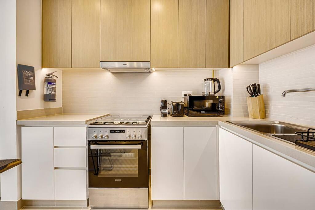 Luxury View-1bd-52/42 * Dubai