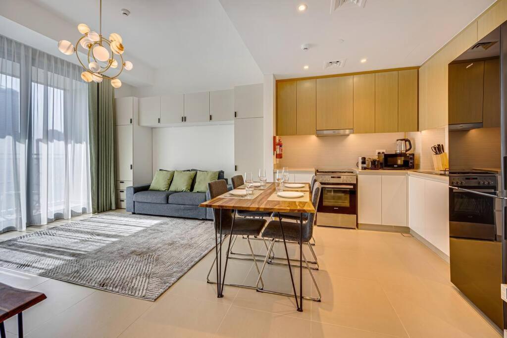 Luxury View-1bd-52/42 * Dubai