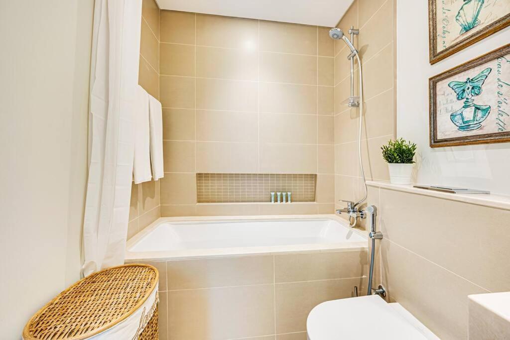 Luxury View-1bd-52/42 * Dubai